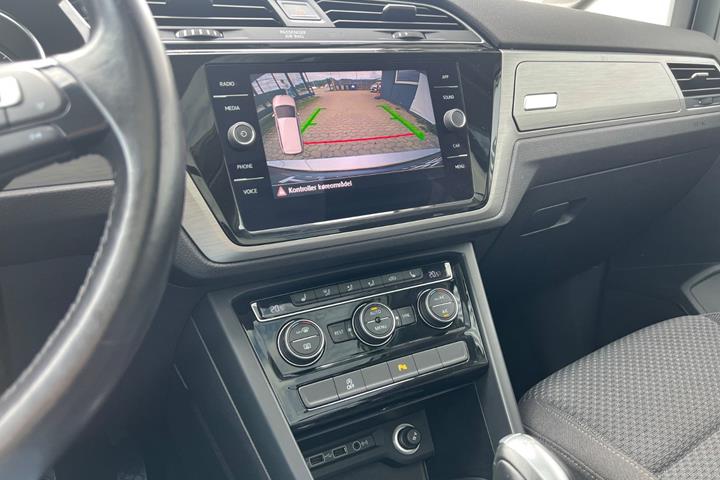 Sølv VW Touran fra 2018