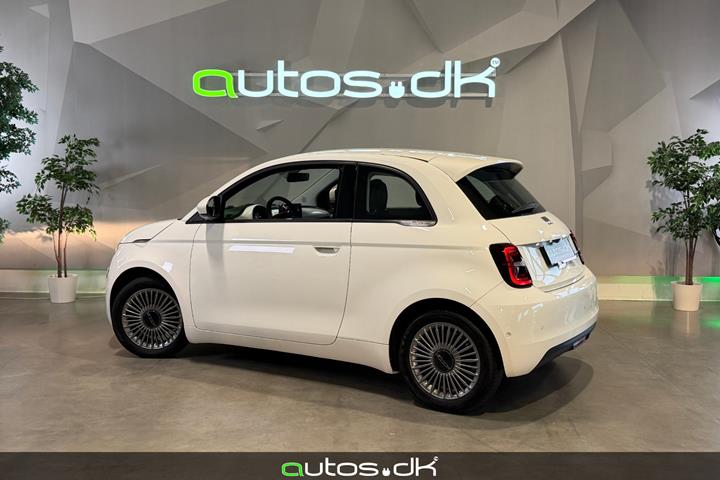 Hvid Fiat 500e fra 2023