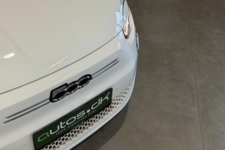 Hvid Fiat 500e fra 2023