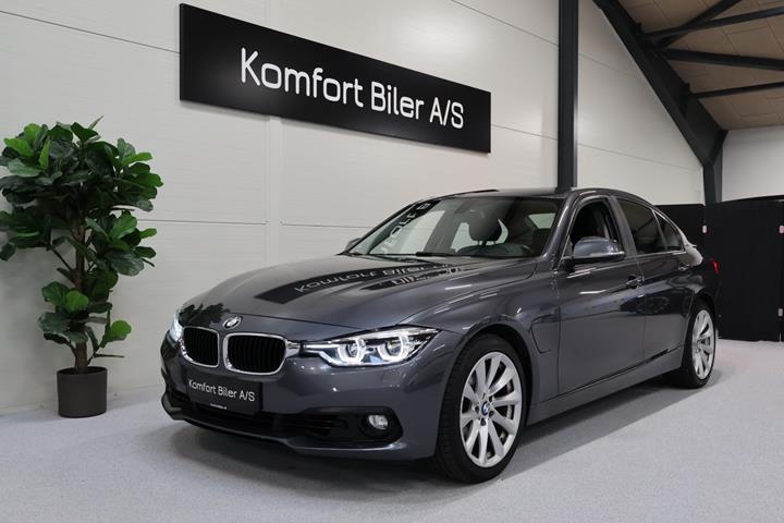 Grå BMW 330e fra 2016
