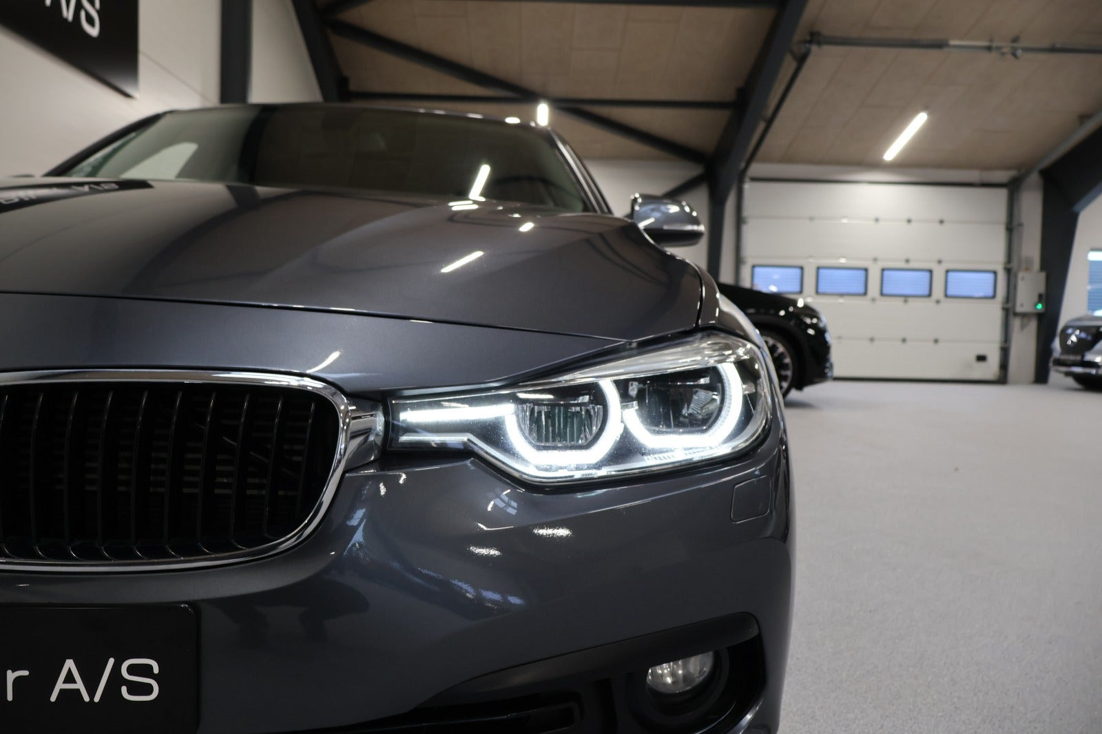 Grå BMW 330e fra 2016