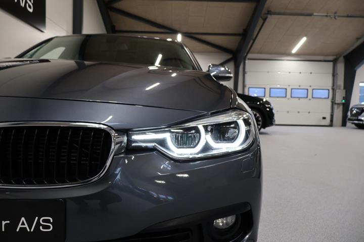 Grå BMW 330e fra 2016