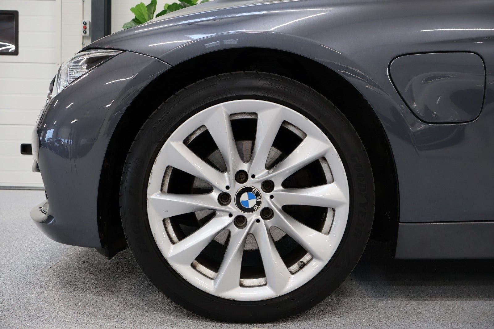 Grå BMW 330e fra 2016