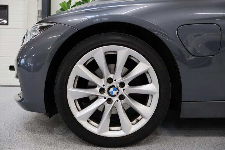 Grå BMW 330e fra 2016