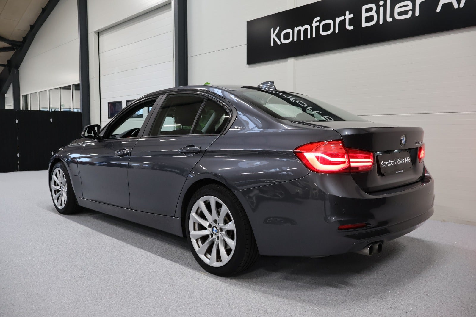 Grå BMW 330e fra 2016
