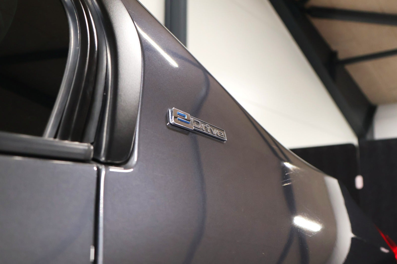 Grå BMW 330e fra 2016