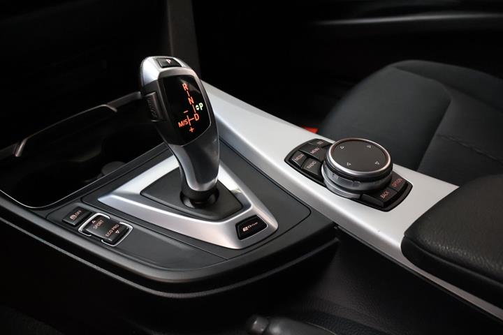 Grå BMW 330e fra 2016