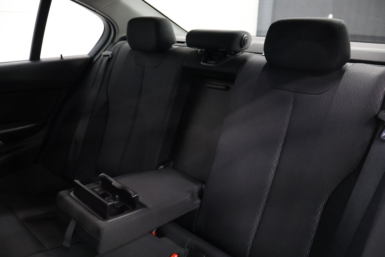 Grå BMW 330e fra 2016