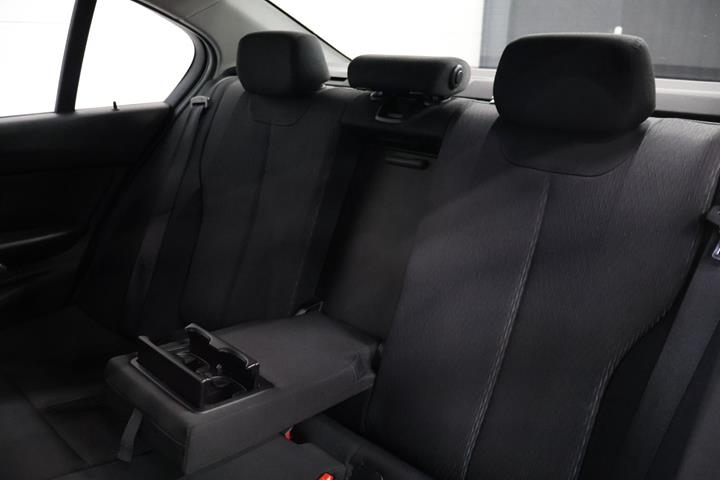 Grå BMW 330e fra 2016