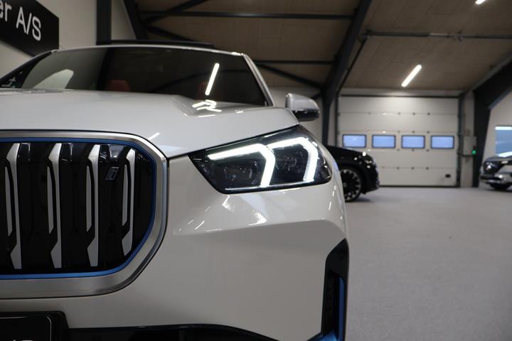 Hvid BMW iX1 fra 2023