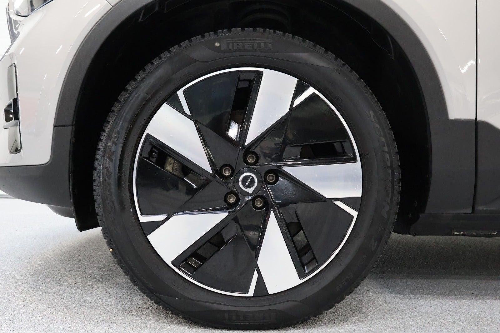 Sølv Volvo XC40 fra 2024