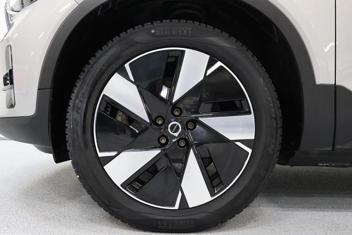 Sølv Volvo XC40 fra 2024