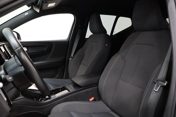 Sølv Volvo XC40 fra 2024