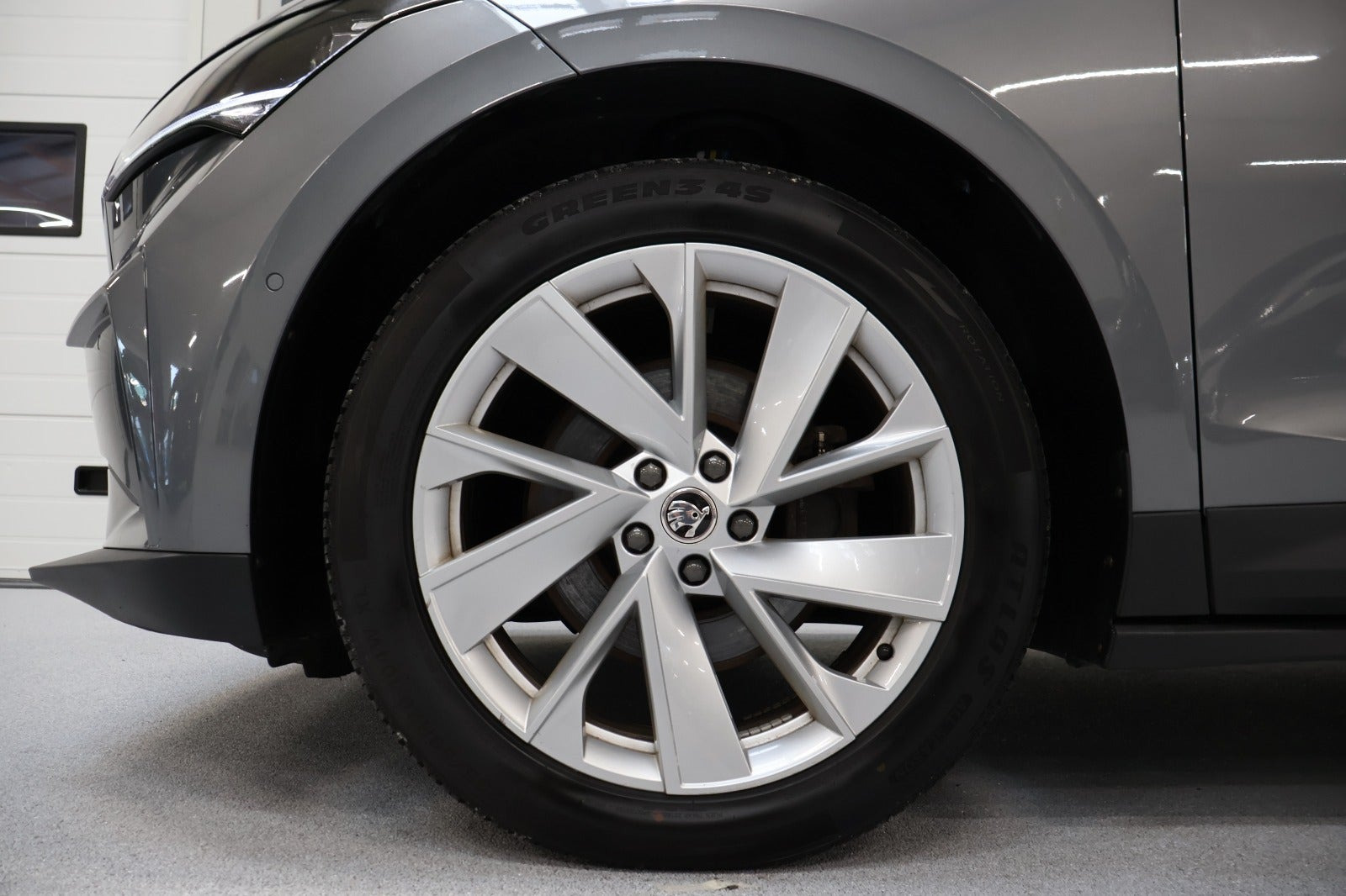 Grå Skoda Enyaq fra 2022