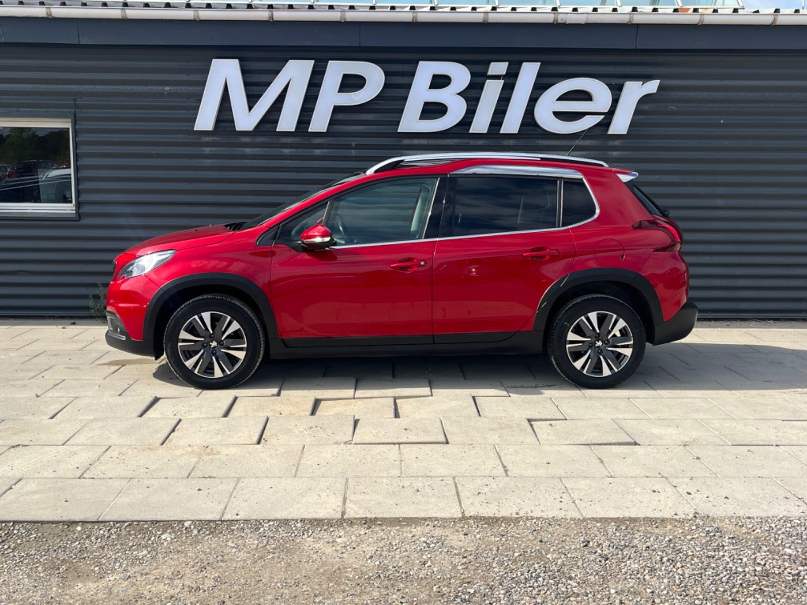 Rød Peugeot 2008 fra 2019