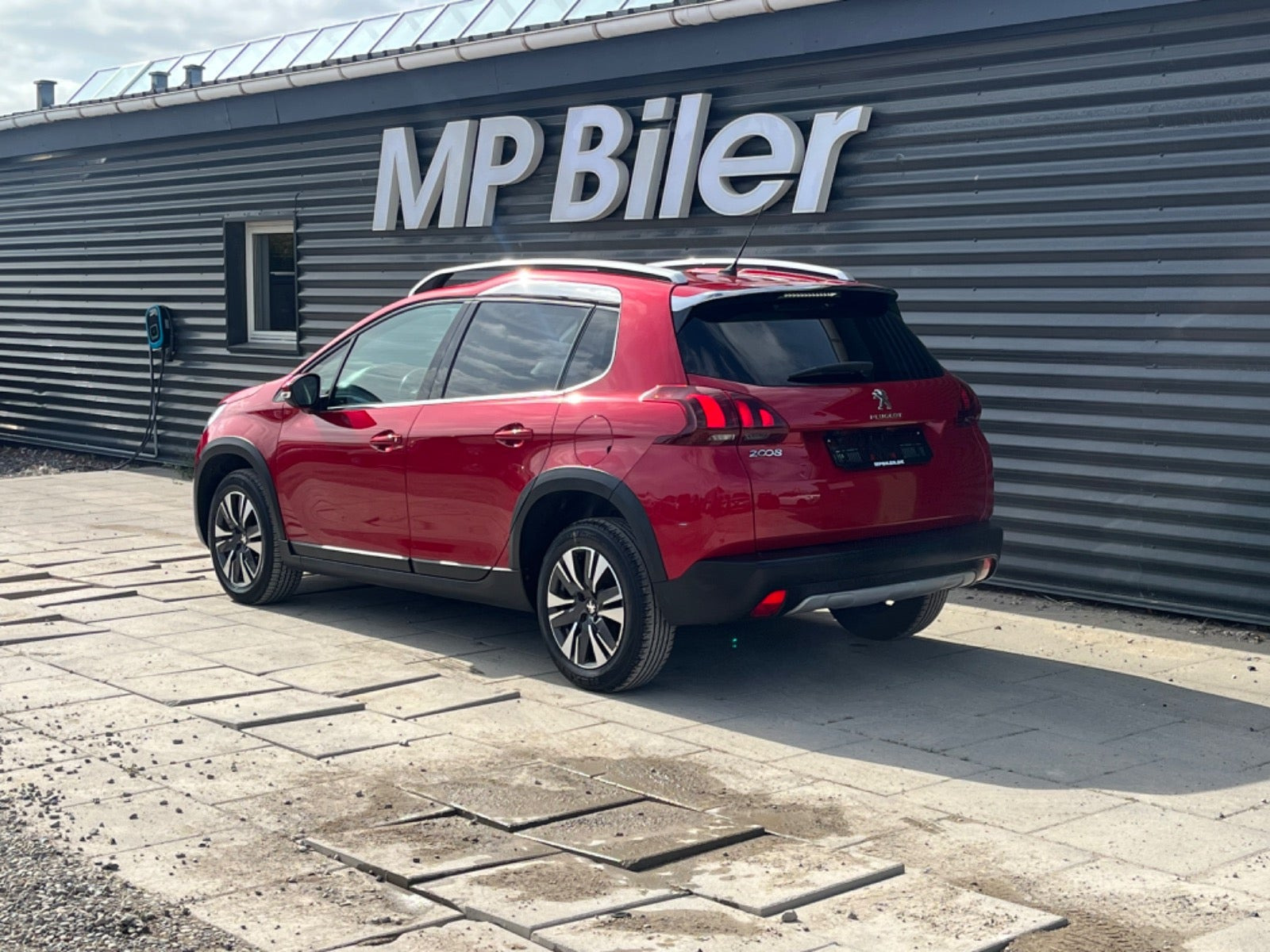 Rød Peugeot 2008 fra 2019