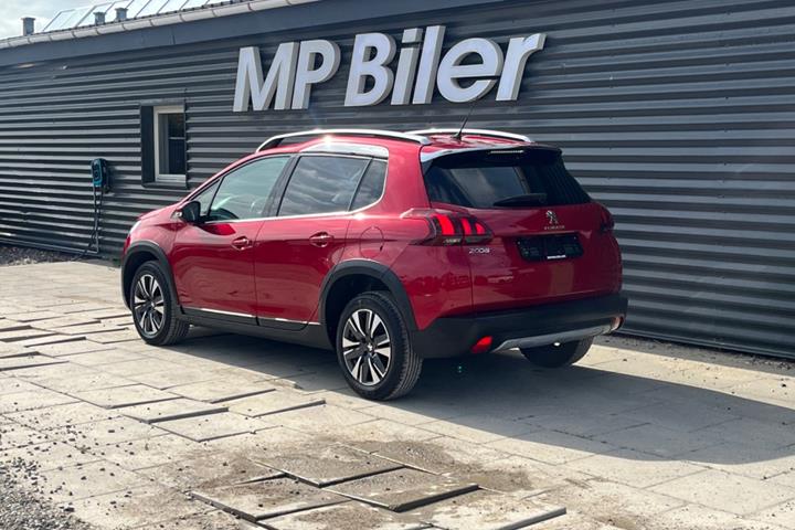 Rød Peugeot 2008 fra 2019