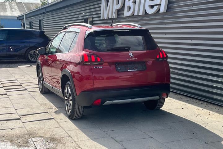 Rød Peugeot 2008 fra 2019