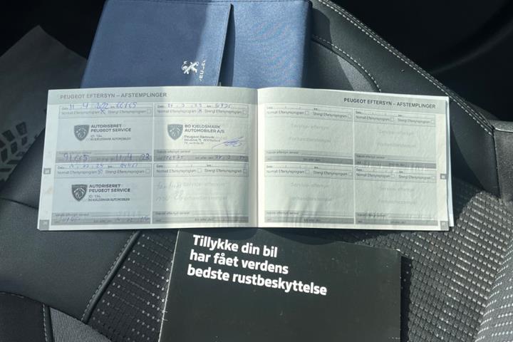 Rød Peugeot 2008 fra 2019