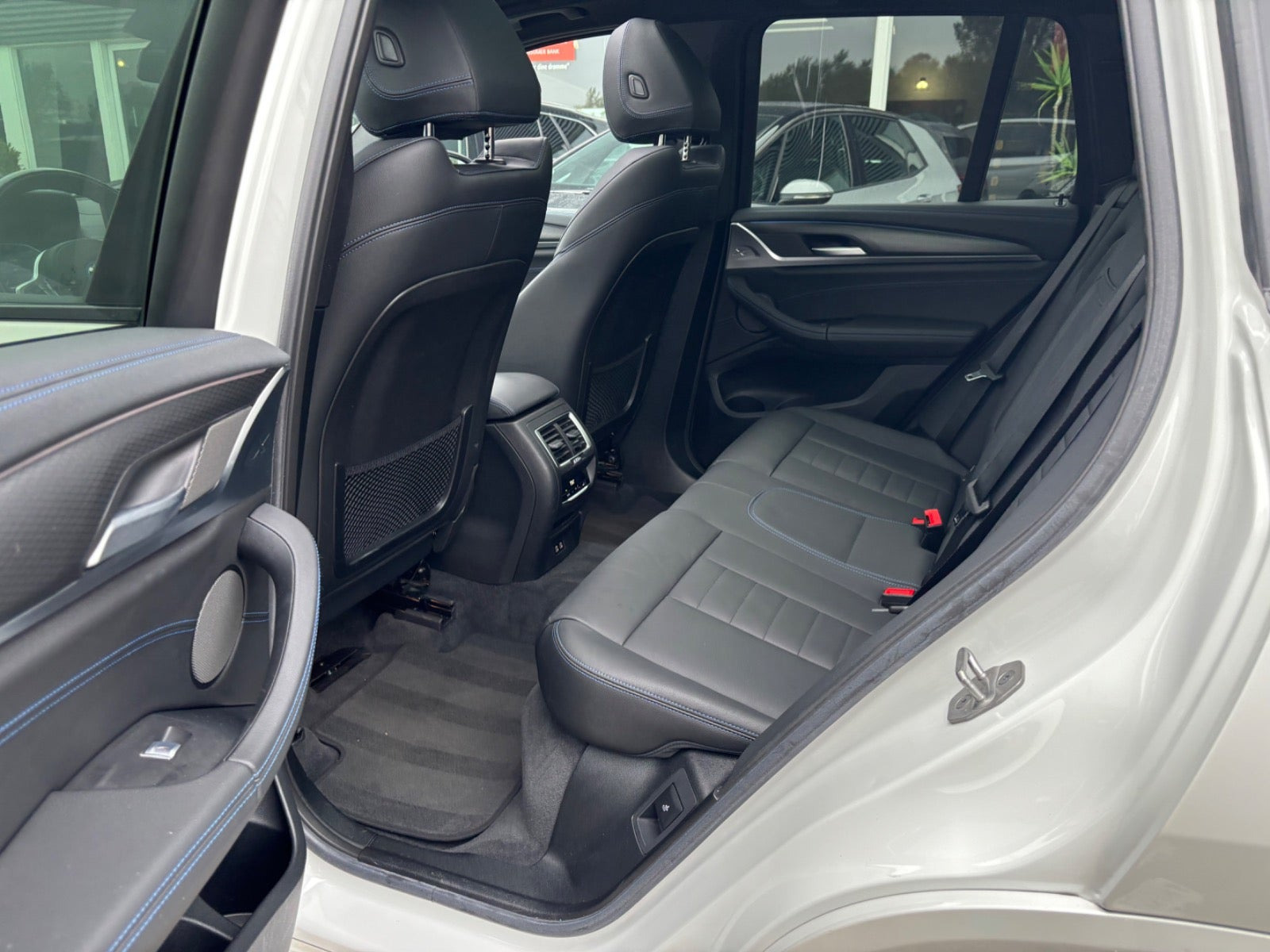 Hvid BMW iX3 fra 2023