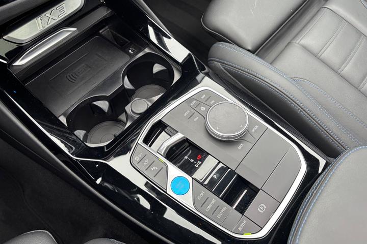 Hvid BMW iX3 fra 2023