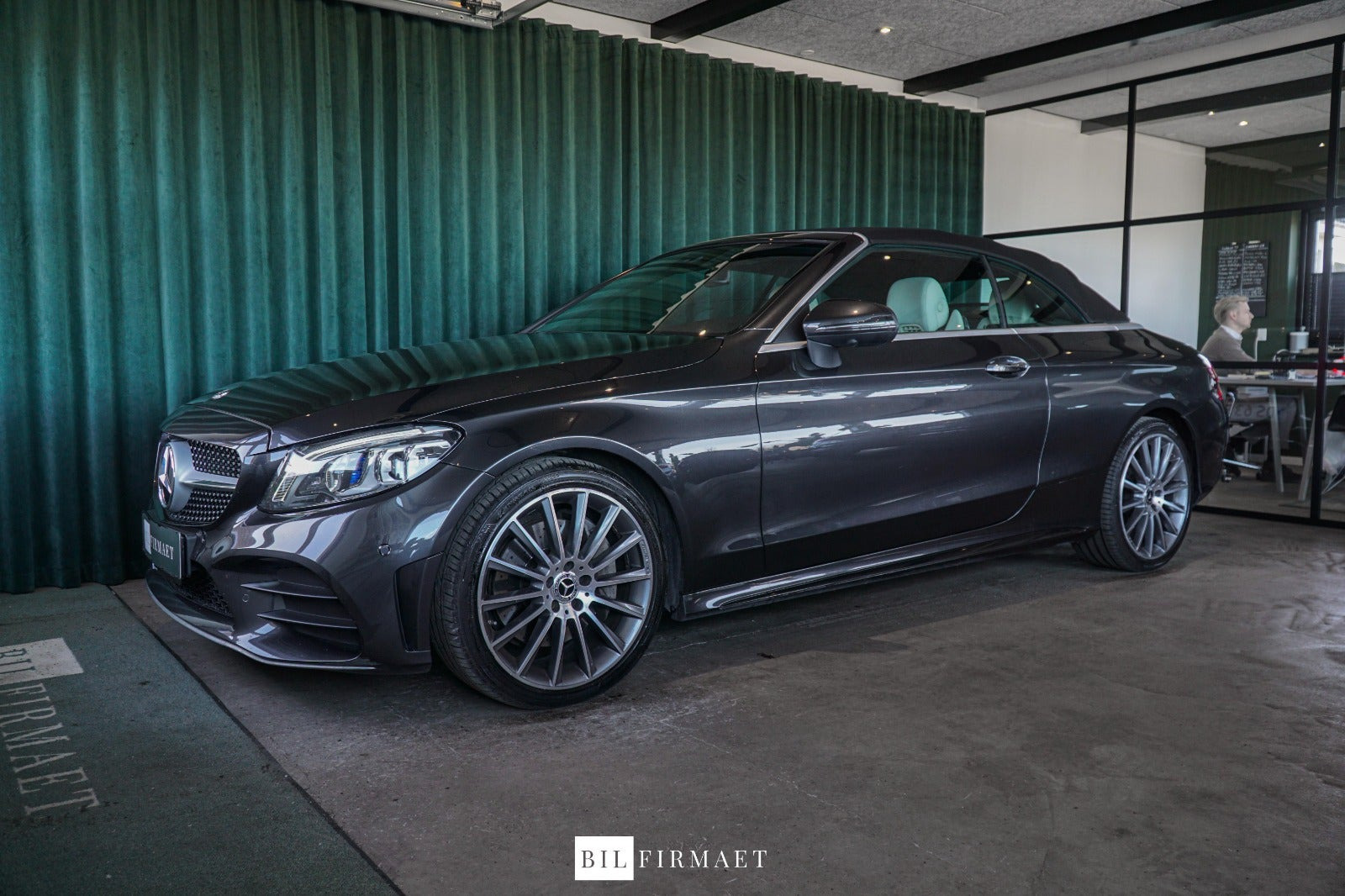Grå Mercedes C300 fra 2019
