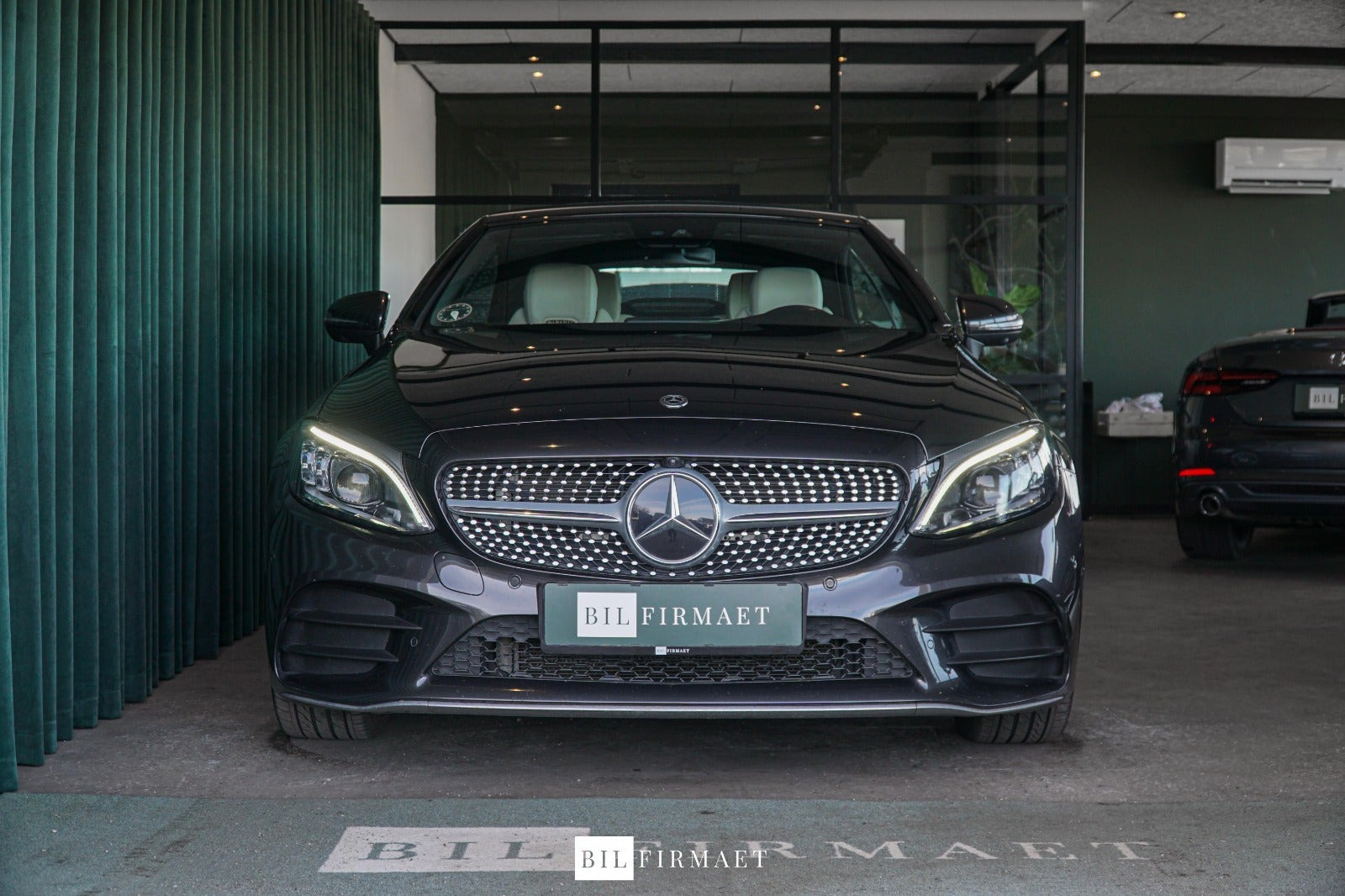 Grå Mercedes C300 fra 2019