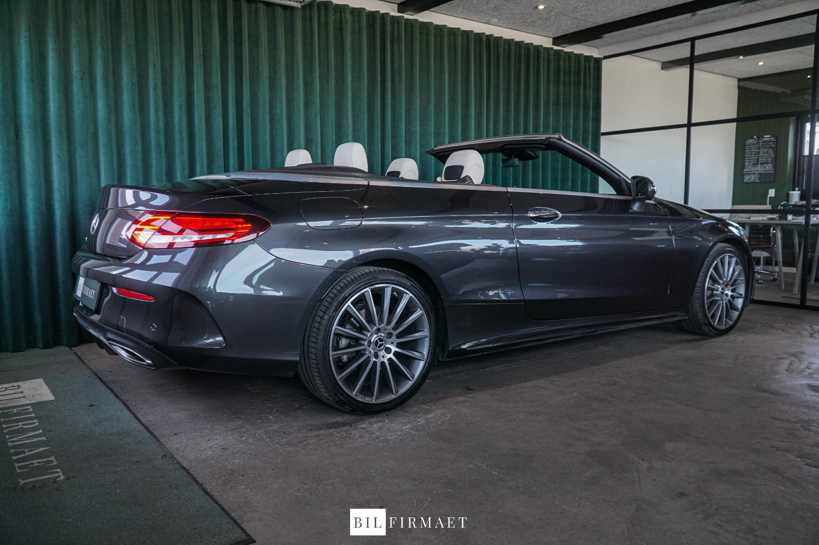Grå Mercedes C300 fra 2019