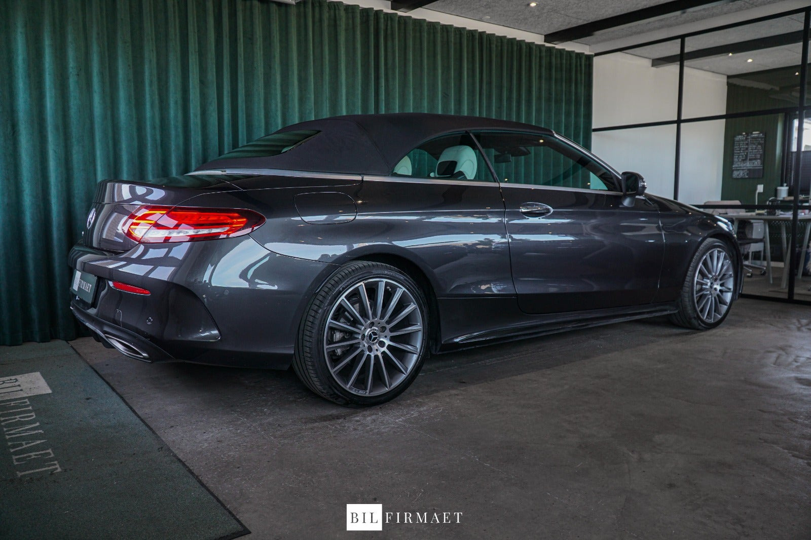 Grå Mercedes C300 fra 2019