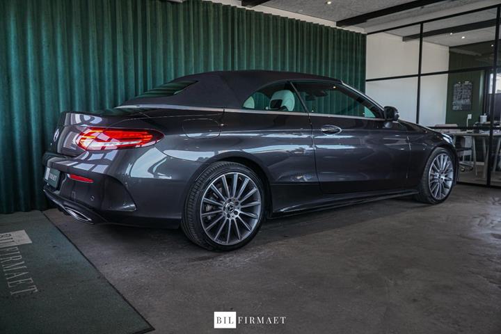 Grå Mercedes C300 fra 2019