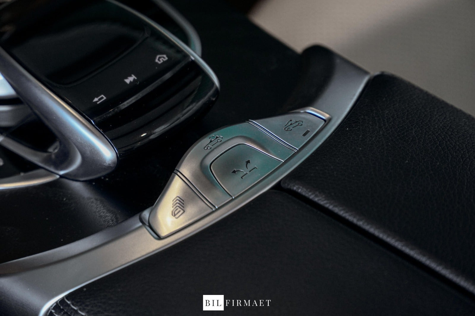 Grå Mercedes C300 fra 2019