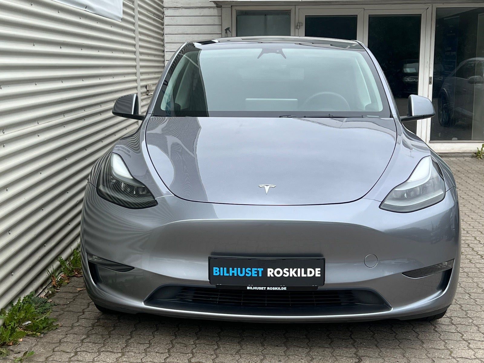 Sølv Tesla Model Y fra 2024