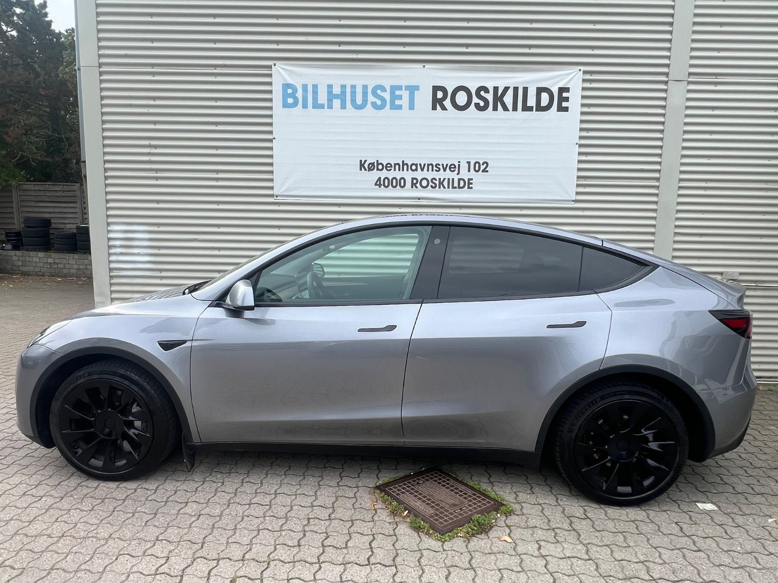 Sølv Tesla Model Y fra 2024