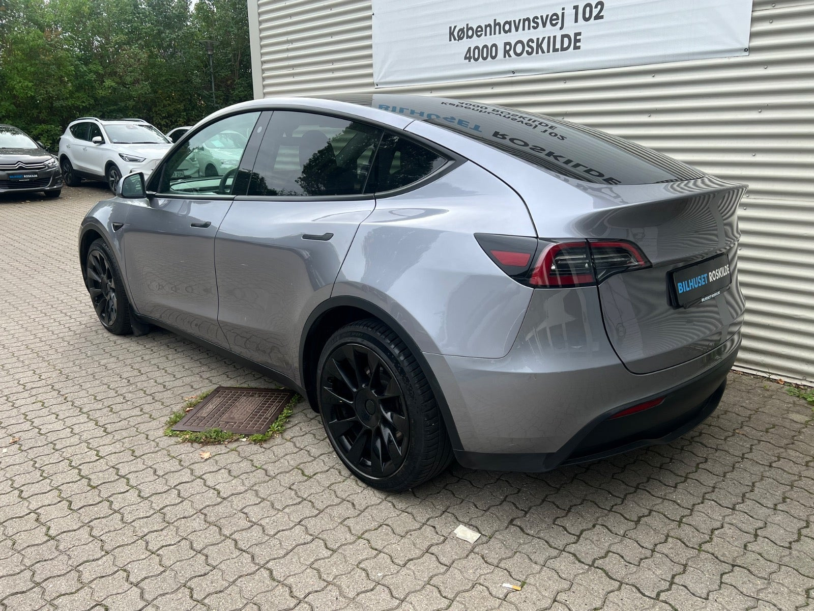 Sølv Tesla Model Y fra 2024