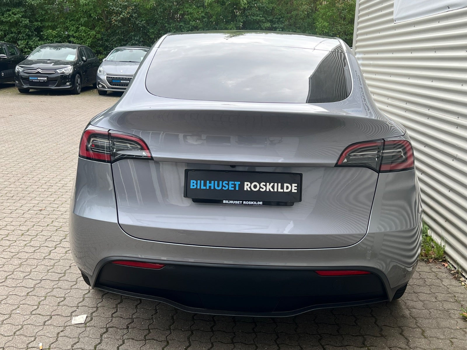 Sølv Tesla Model Y fra 2024