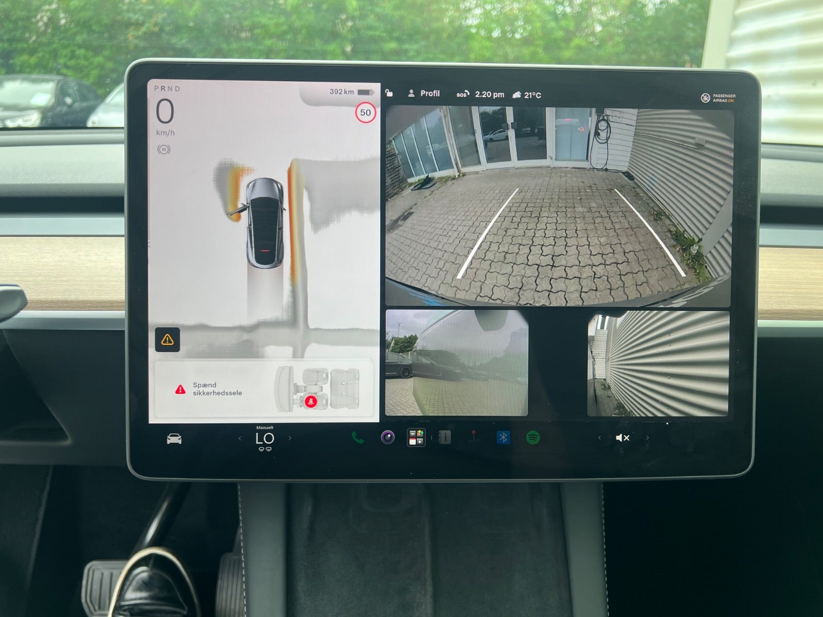 Sølv Tesla Model Y fra 2024