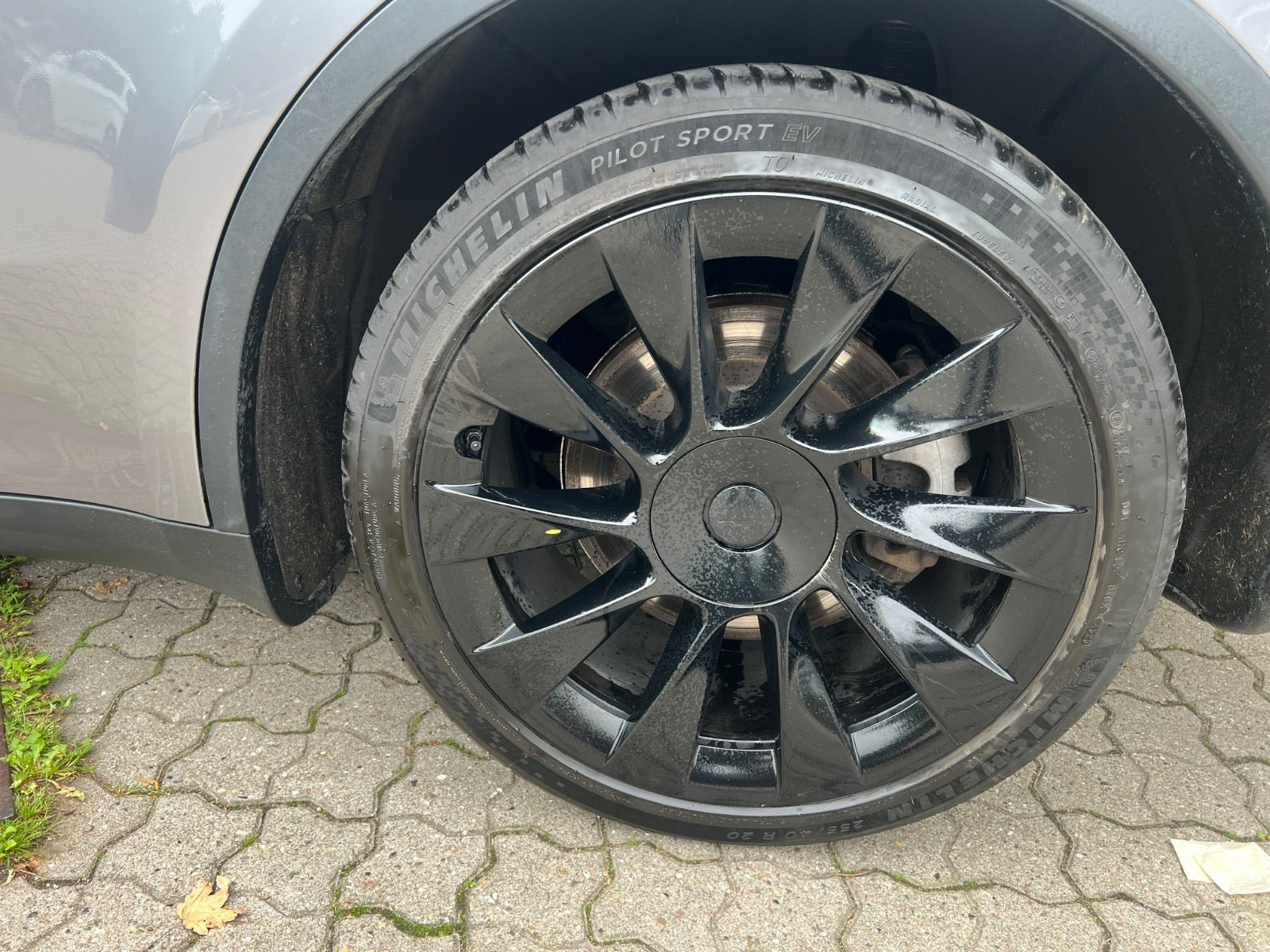 Sølv Tesla Model Y fra 2024