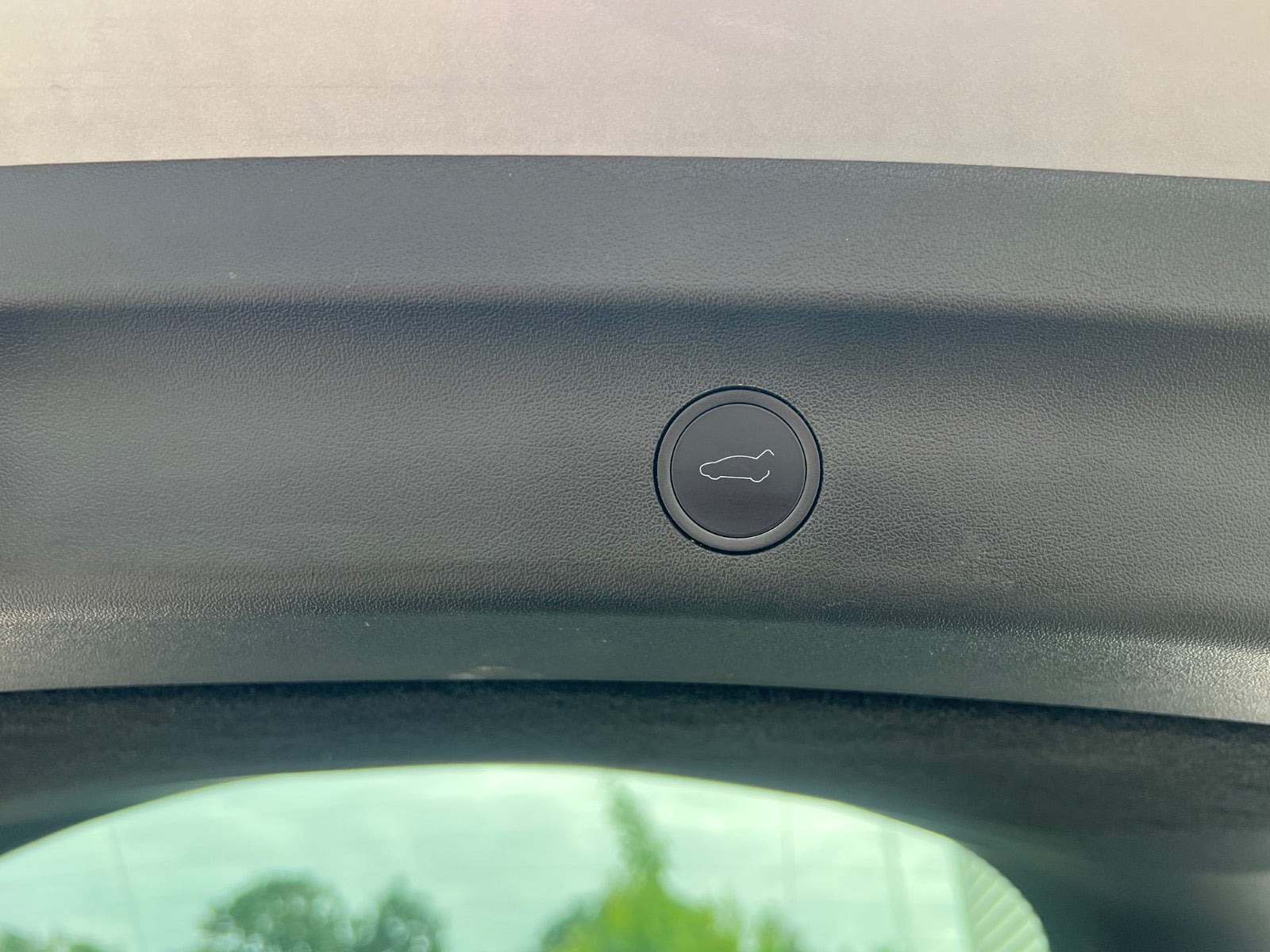 Sølv Tesla Model Y fra 2024