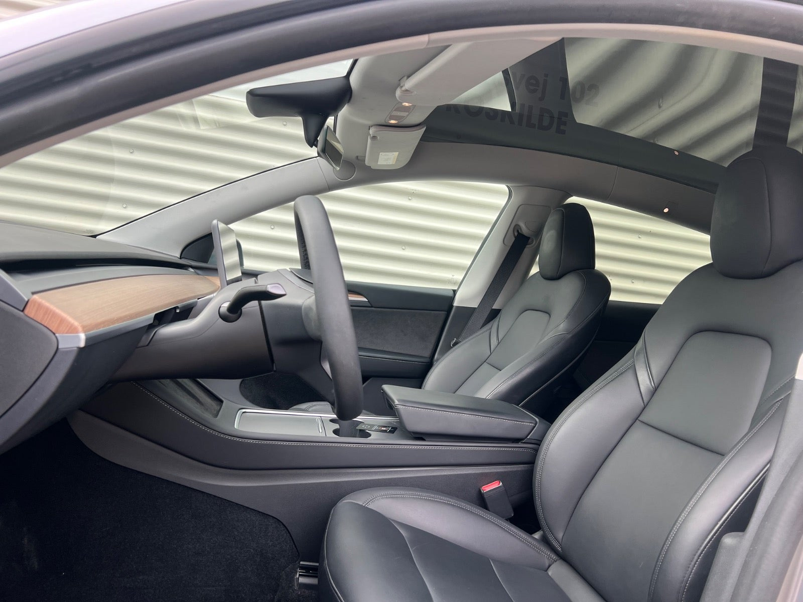 Sølv Tesla Model Y fra 2024