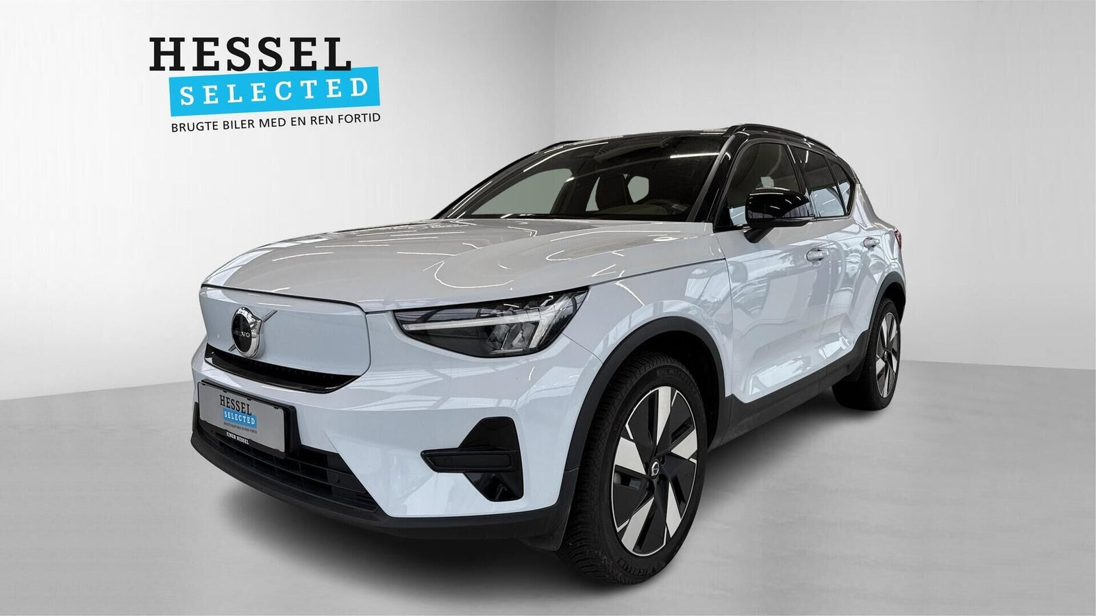 Blå Volvo XC40 fra 2024 set udefra