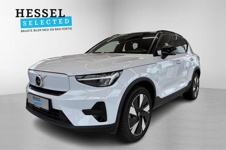 Blå Volvo XC40 fra 2024 set udefra