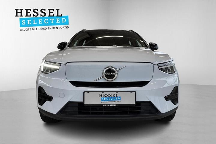 Blå Volvo XC40 fra 2024