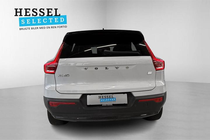 Blå Volvo XC40 fra 2024