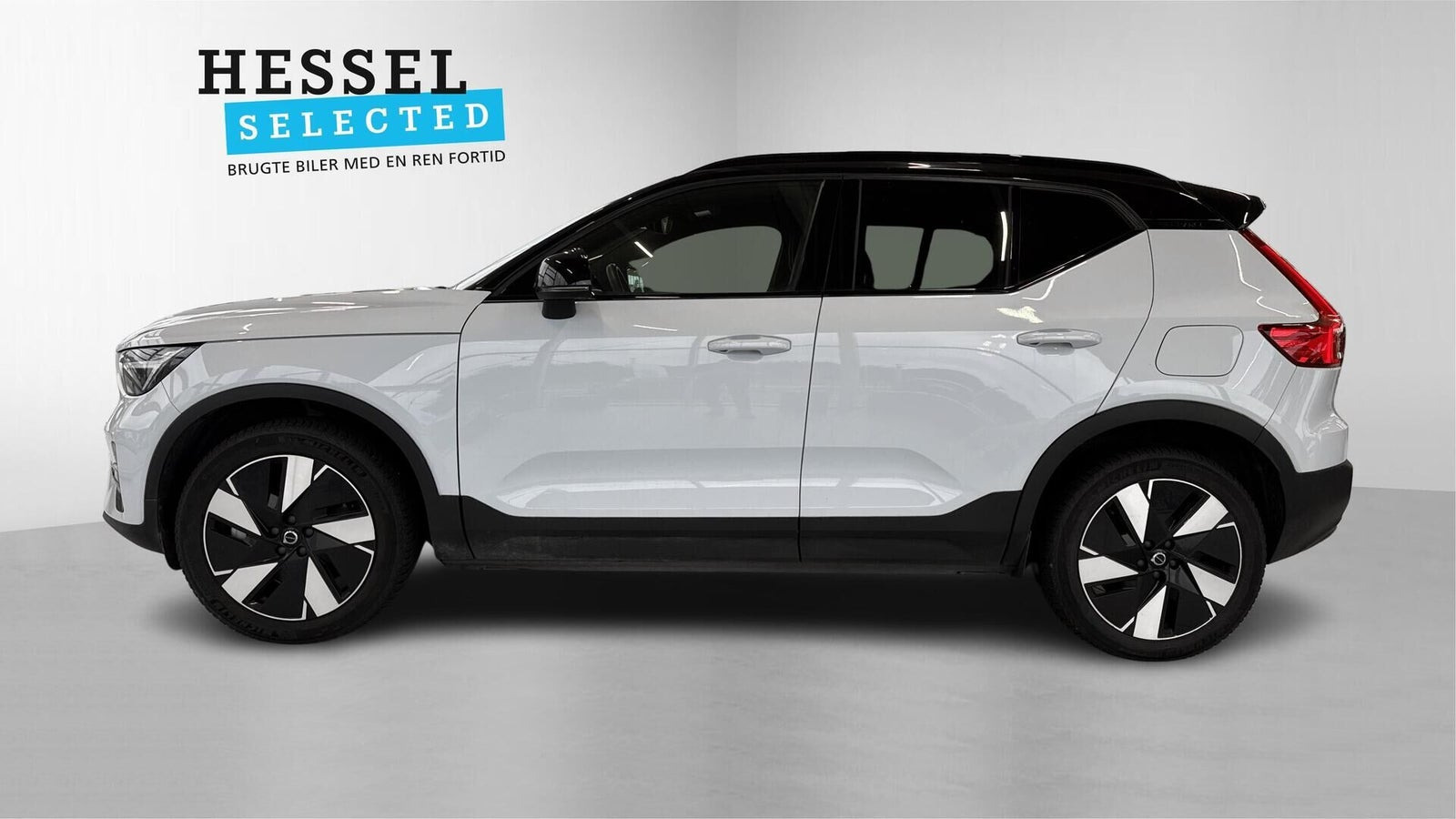 Blå Volvo XC40 fra 2024