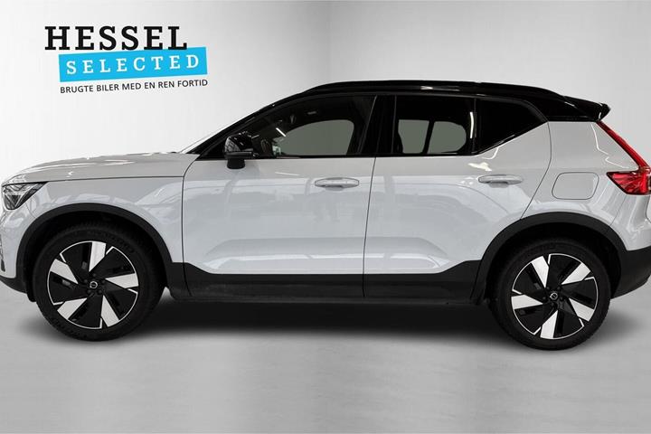 Blå Volvo XC40 fra 2024