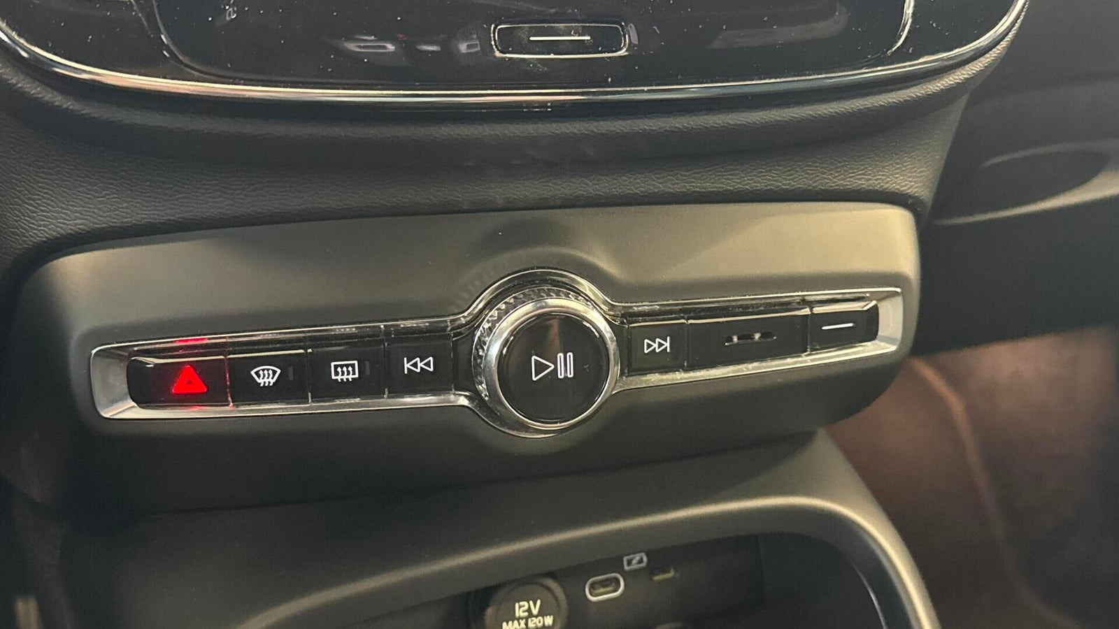 Blå Volvo XC40 fra 2024