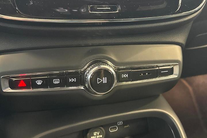 Blå Volvo XC40 fra 2024