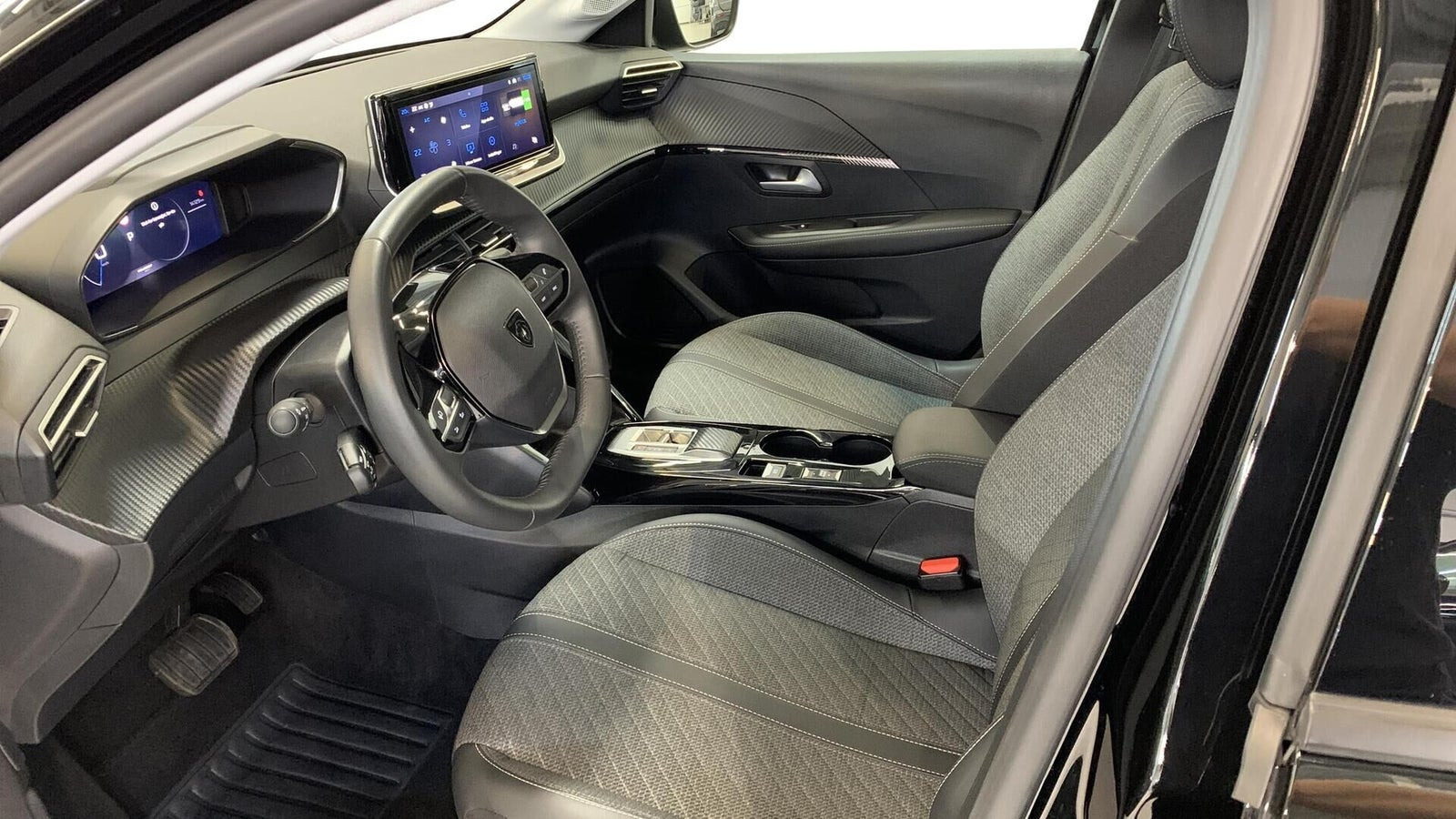 Sort Peugeot e-208 fra 2024