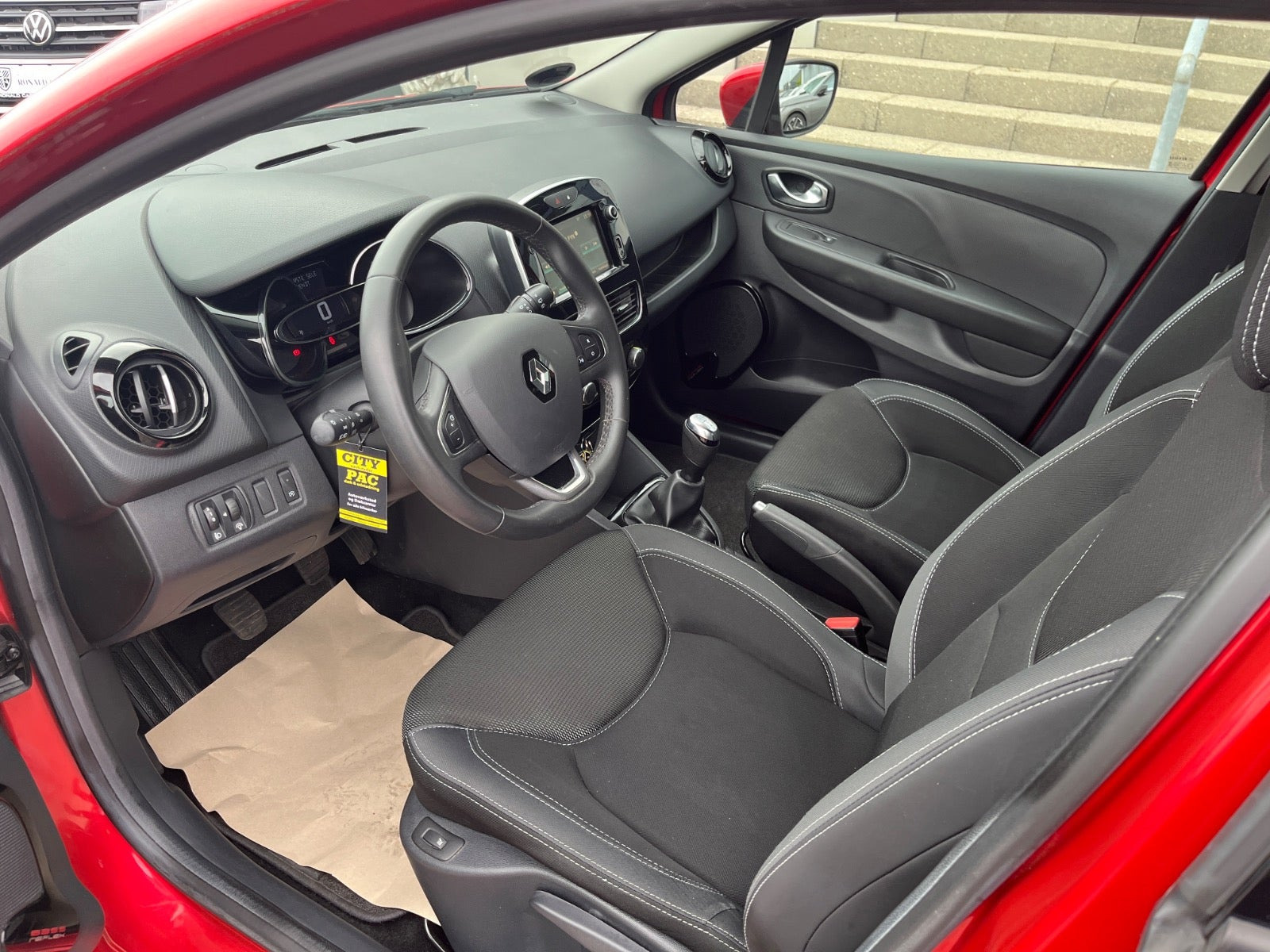 Rød Renault Clio IV fra 2019