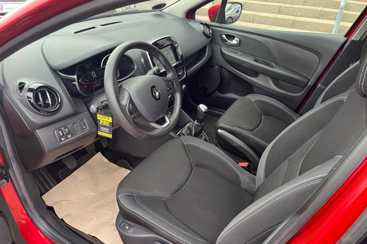 Rød Renault Clio IV fra 2019